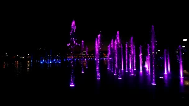 Fontaine éclairée avec des couleurs arc-en-ciel — Video