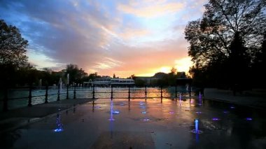 Gökkuşağı renkleri ile yaktı çeşme