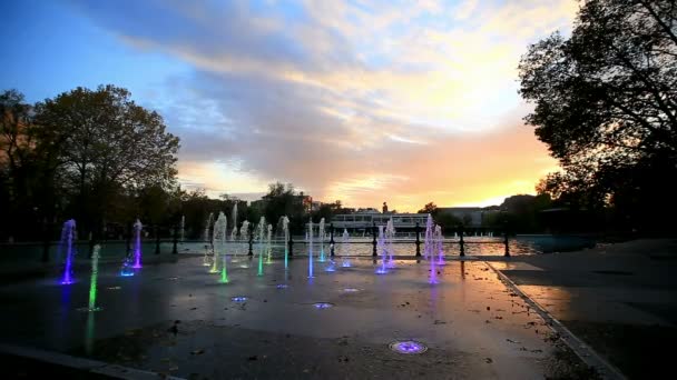喷泉点燃与彩虹的颜色 — 图库视频影像