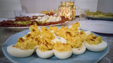 Geleneksel baharatlı ve acılı yumurta