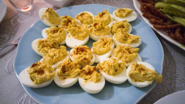 Традиционные фаршированные яйца — стоковое фото
