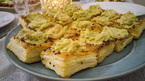 Antipasto tradizionale - pasta sfoglia, avocado e gamberetti — Foto Stock