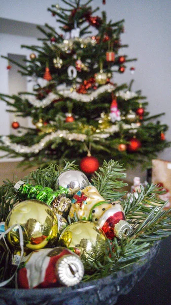 Мини рождественские украшения и игрушки — стоковое фото