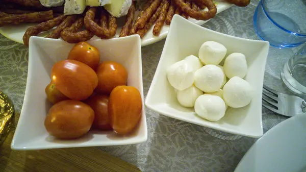 Cherry tomatoes and mozarella ball — Stock Photo, Image