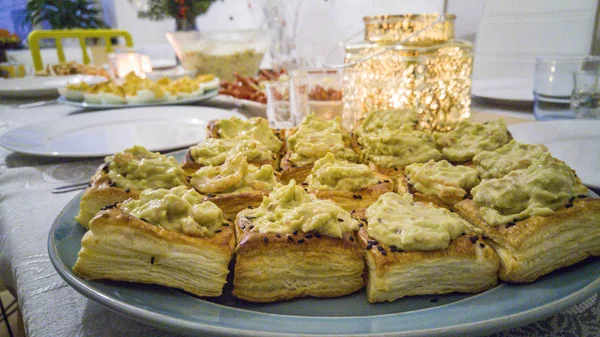 Traditional starter - pyff pastry, avocado and shrimp — Stock Photo, Image