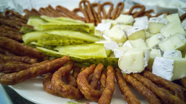 Placa con pepinillos, queso hermelina y kabanos - palitos de salchicha — Foto de Stock