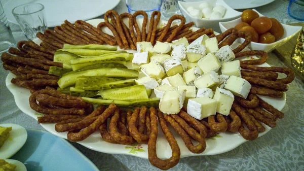 Plate with pickles, hermelin cheese and kabanos - sausage sticks — Stock Photo, Image