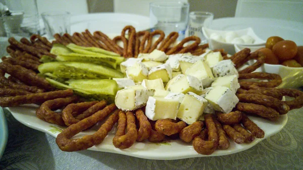Prato com picles, queijo hermelin e kabanos - palitos de salsicha — Fotografia de Stock