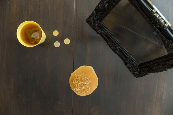 Vista aérea de una mesa con pan. Concepto de pobreza . — Foto de Stock