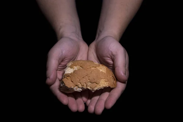 Dando pan. Concepto de pobreza . — Foto de Stock