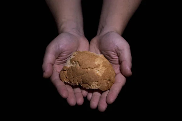 Ger bröd. Fattigdom-konceptet. — Stockfoto