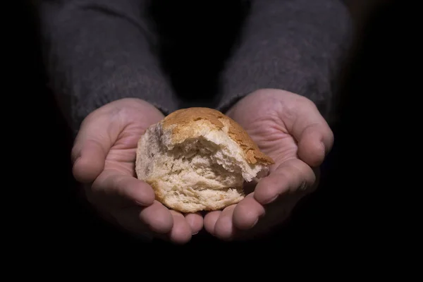 Sharing bread. Poverty concept. — Stock Photo, Image