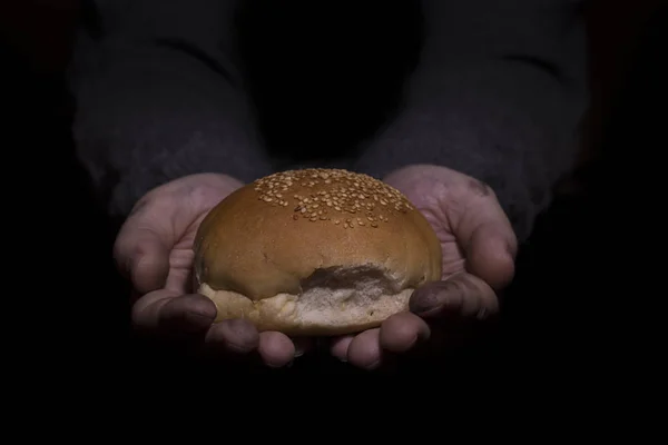 Ekmek vererek. Yoksulluk kavramı. — Stok fotoğraf