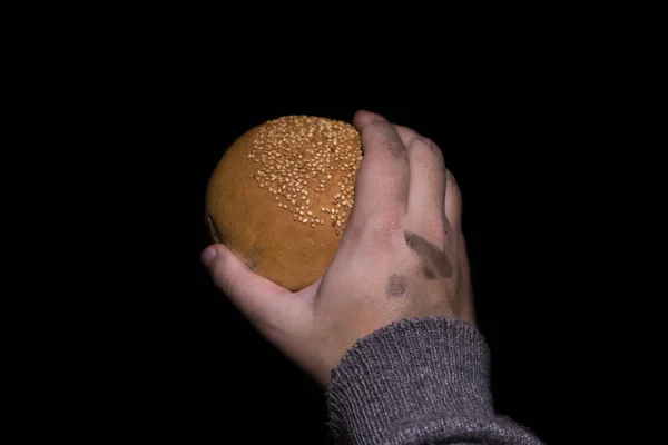 Ger bröd. Fattigdom-konceptet. — Stockfoto