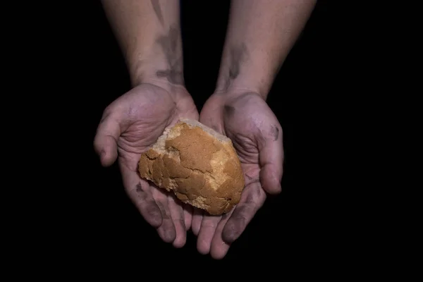 Dando pan. Concepto de pobreza . — Foto de Stock