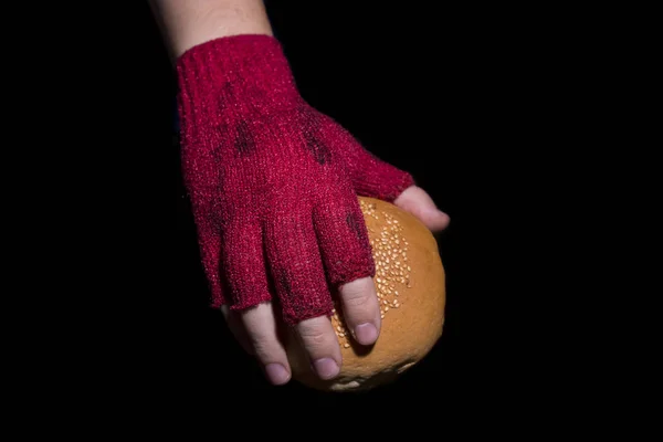 Ger bröd. Fattigdom-konceptet. — Stockfoto