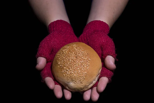 Dare il pane. Concetto di povertà . — Foto Stock