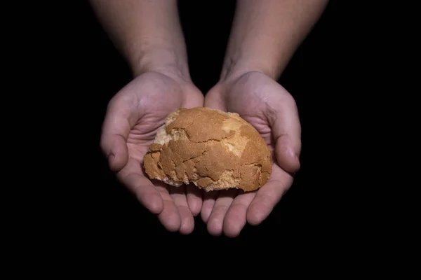 Dando pan. Concepto de pobreza . — Foto de Stock