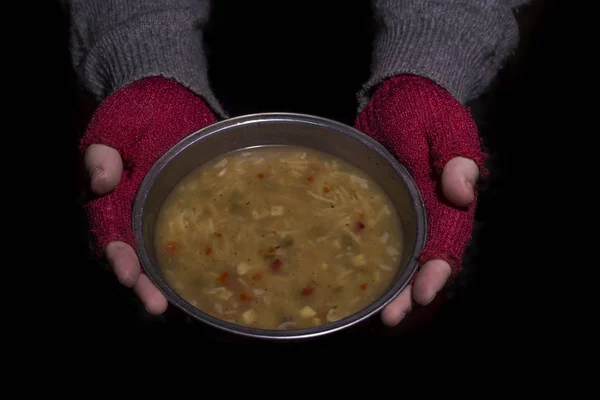 A segurar uma tigela de sopa. Conceito de pobreza — Fotografia de Stock