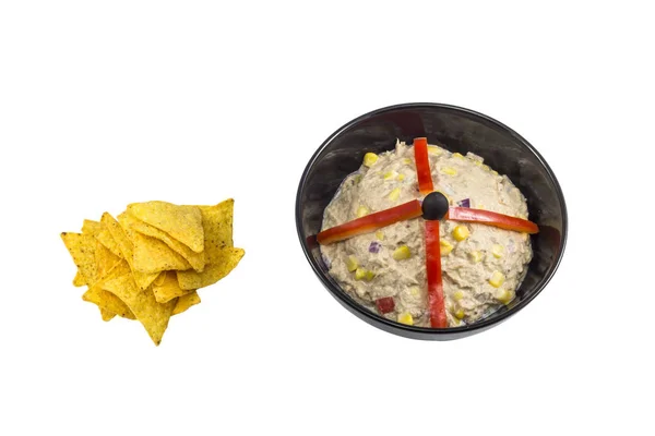Schwarze Schüssel mit Thunfischsalat und Tortilla-Chips — Stockfoto