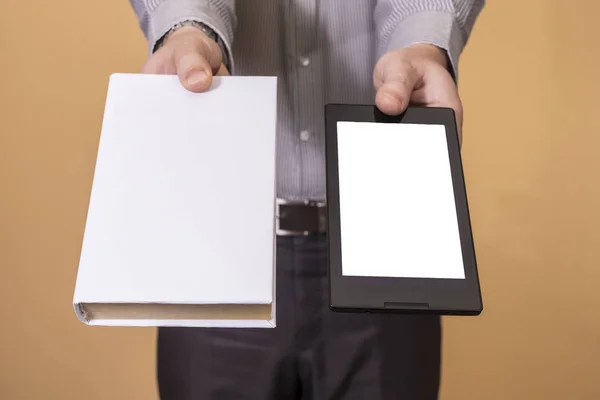 一本书和一款平板电脑之间的选择 — 图库照片