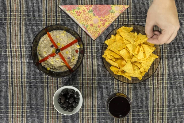 Hand nimmt eine Tortilla Chips, um in Thunfischsalat zu tauchen — Stockfoto