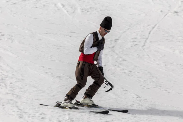 Personer som skidåkning klädd med traditionella bulgariska kläder. — Stockfoto