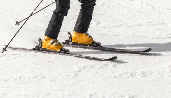 Primer plano de las zapatillas de esquí y los esquís —  Fotos de Stock