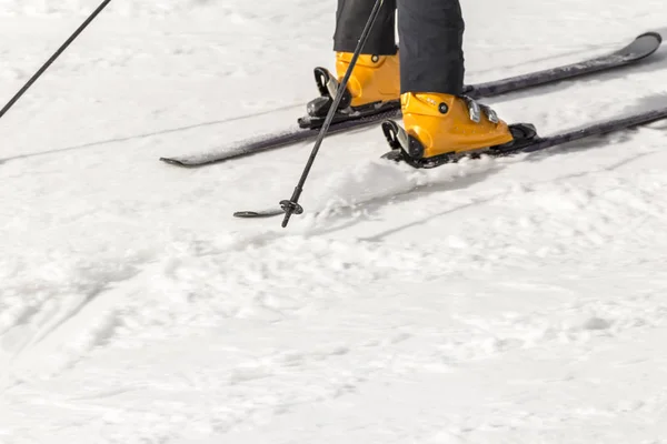 Nahaufnahme von Skischuhen und Skiern — Stockfoto