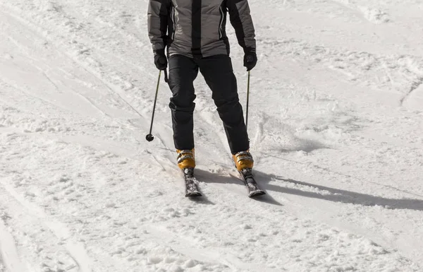 Primer plano de las zapatillas de esquí y los esquís —  Fotos de Stock
