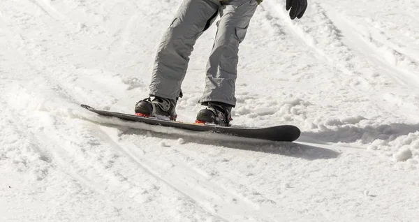 Primer plano de los zapatos de snowboard y el tablero —  Fotos de Stock