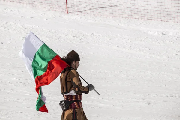 Люди катаются на лыжах в традиционной болгарской одежде . — стоковое фото