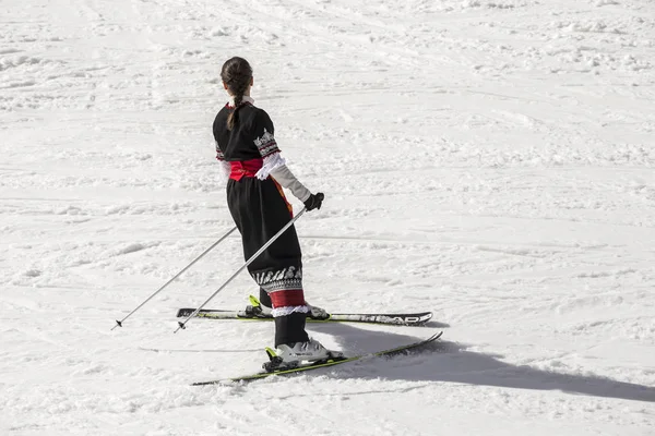 Gente esquiando vestida con ropa bulgara tradicional . —  Fotos de Stock