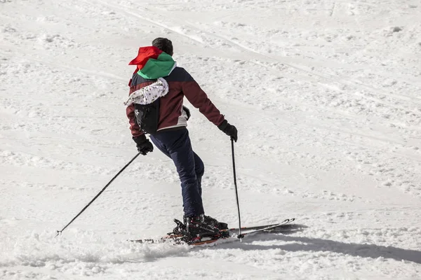 Skifahrer in traditioneller bulgarischer Kleidung. — Stockfoto