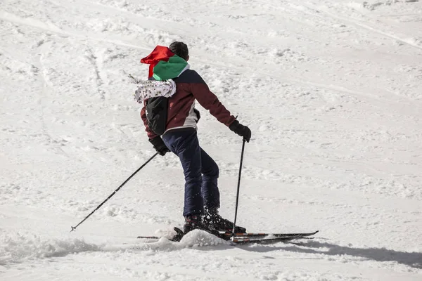 People skiing dressed with traditional bulgarian clothes. — Stock Photo, Image