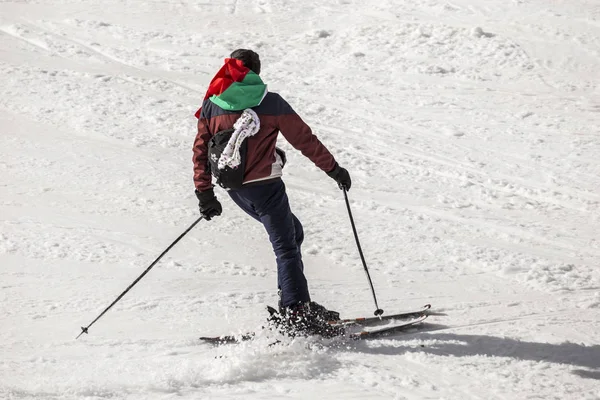 滑雪的人穿传统的保加利亚衣服. — 图库照片
