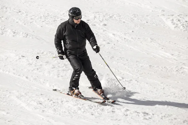 滑雪的人穿传统的保加利亚衣服. — 图库照片