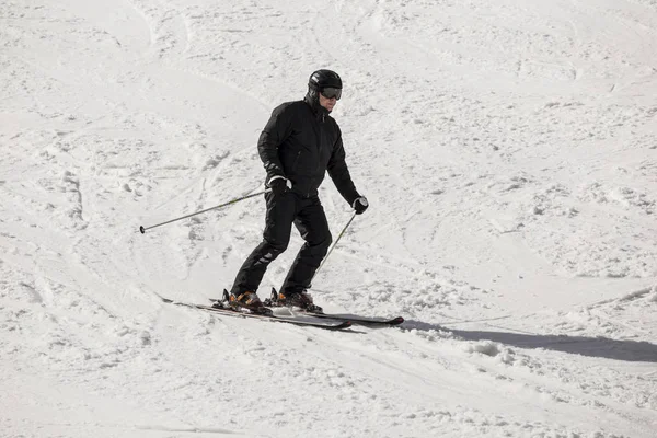 Skifahrer in traditioneller bulgarischer Kleidung. — Stockfoto