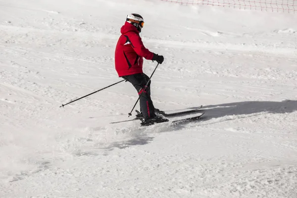 Skifahrer in traditioneller bulgarischer Kleidung. — Stockfoto