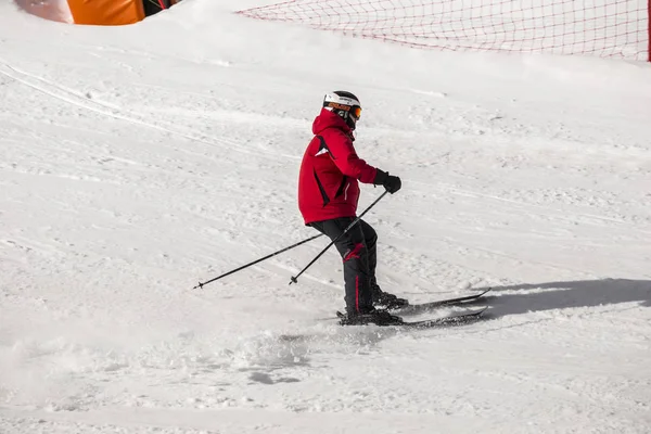 Skifahrer in traditioneller bulgarischer Kleidung. — Stockfoto