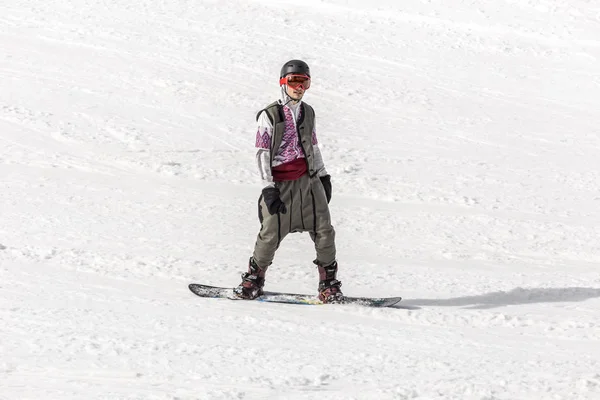 Skifahrer in traditioneller bulgarischer Kleidung. — Stockfoto