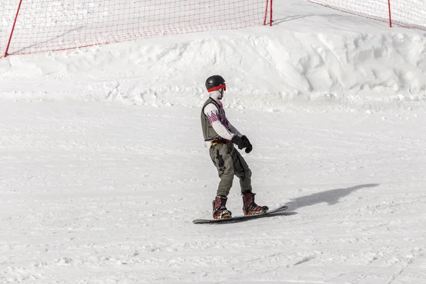 Skifahrer in traditioneller bulgarischer Kleidung. — Stockfoto