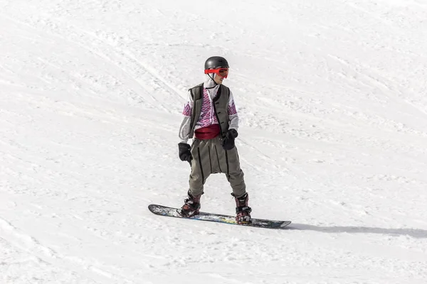 Les gens skient habillés avec des vêtements bulgares traditionnels . — Photo