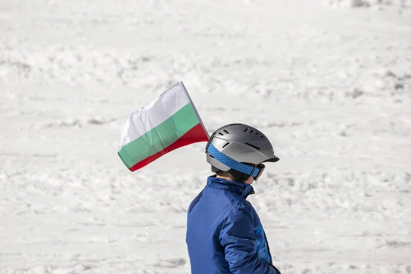 Pessoas esquiando vestidas com roupas tradicionais búlgaras . — Fotografia de Stock