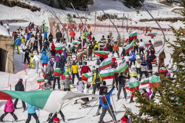 Kayak kişi ile geleneksel Bulgar giysiler giymiş.