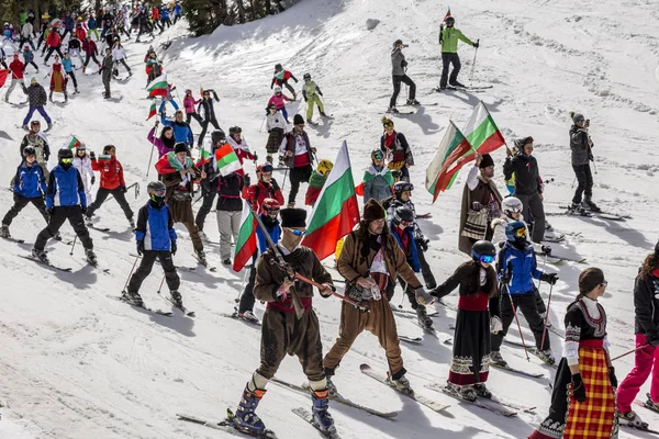 Kayak kişi ile geleneksel Bulgar giysiler giymiş.