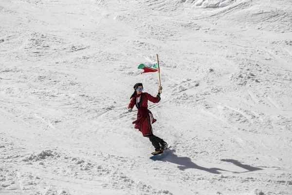 Persone che sciano vestiti con abiti tradizionali bulgari . — Foto Stock