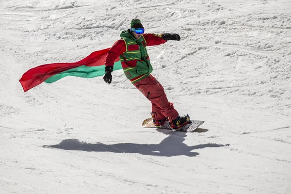 Kayak kişi ile geleneksel Bulgar giysiler giymiş.