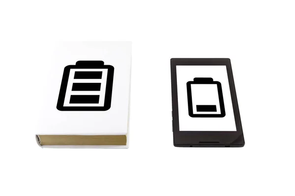 Boek vs tablet. Batterij leven concept. — Stockfoto