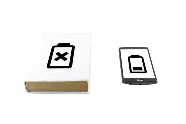 Buku vs telepon. Konsep daya tahan baterai . — Stok Foto